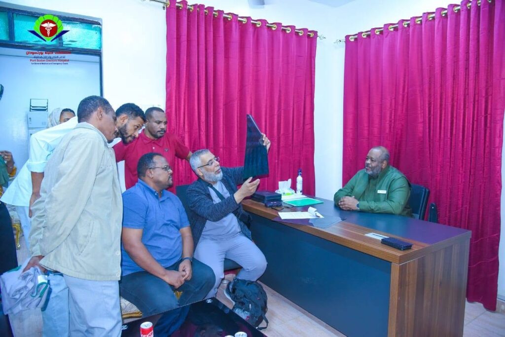 عاملون بمستشفى أطباء بورتسودان