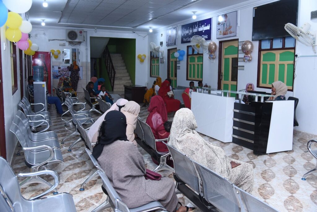 منتظرون بمستشفى أطباء بورتسودان