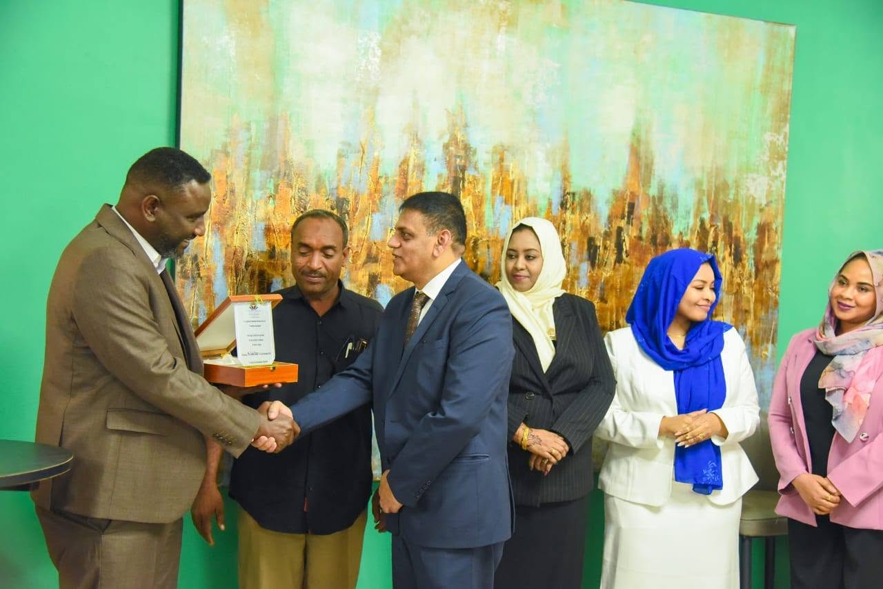 مستشفي أطباء بورتسودان يكرم أطباء هنود